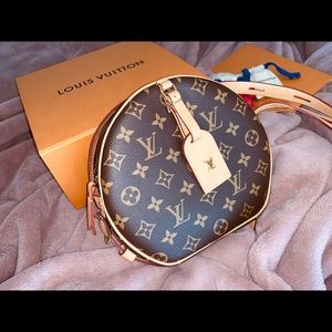 Sold. Louis Vitton Boite Chapeau Souple MM